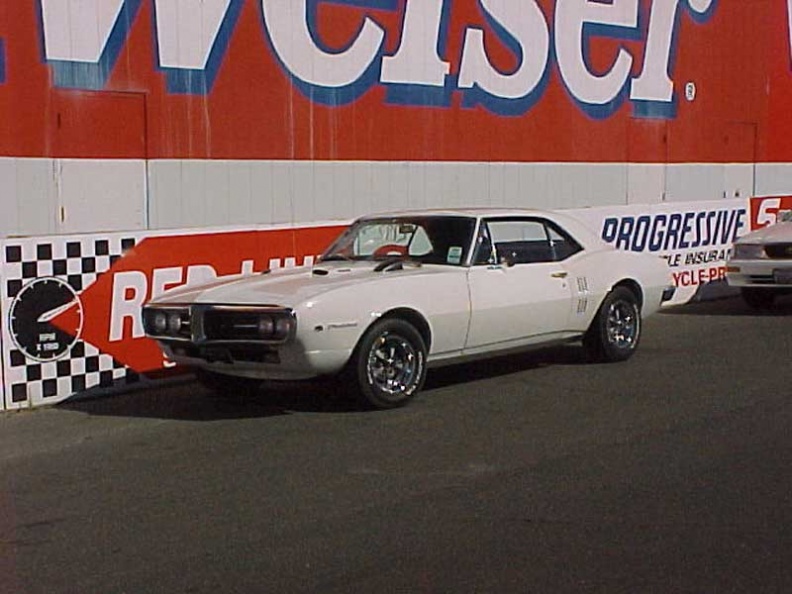 1967_Cameo_White_Pontiac_Firebird_400_Coupe.jpg